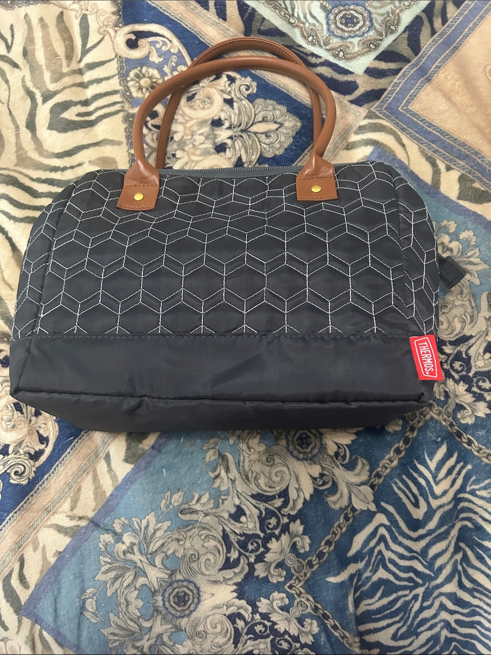 THERMOS Brand Nylon Lunch Tote Bag with Geometric Stitching and Brown Handles.